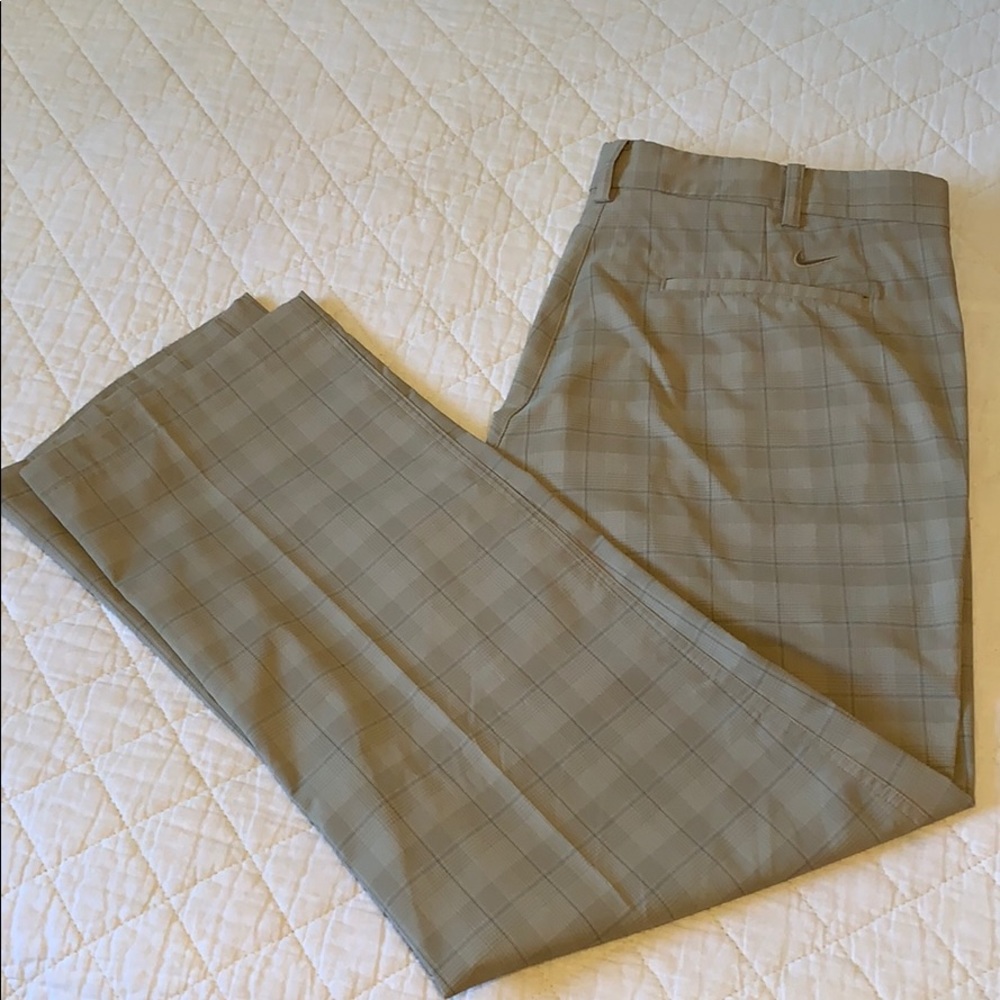 Nike FIT DRY golf pants. Color: Plaid khaki.